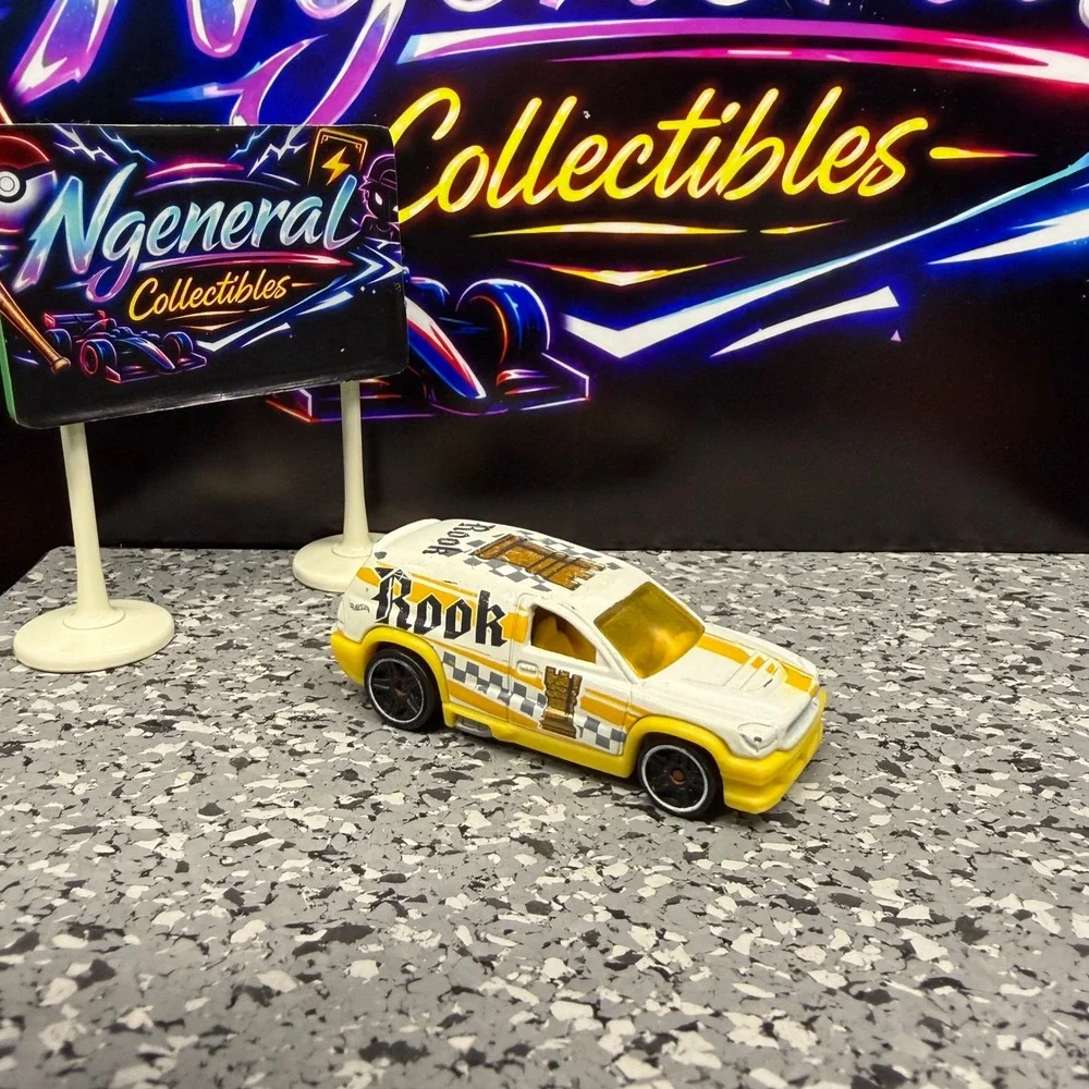 Hot Wheels Fandango White Yellow Rook Chess Series 2001 Die-cast SUV 1:64 Scale